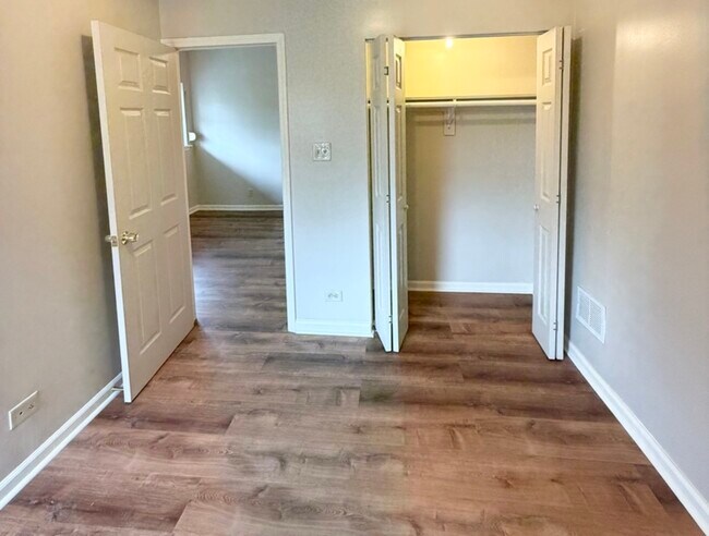 Building Photo - 1521 E 65th St