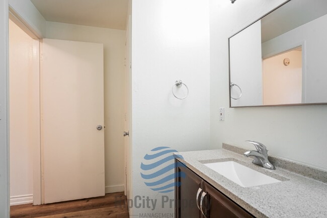 Building Photo - 2452 SE 9th Ct