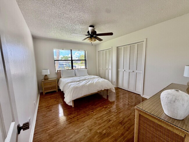 Building Photo - 325 Knotty Wood Ln