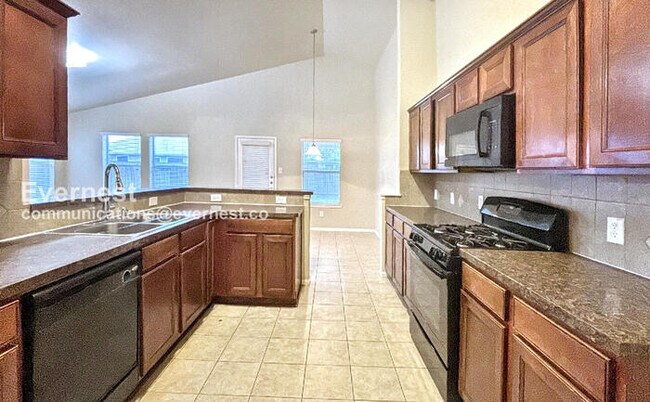 Building Photo - 3 Bed, 2 Bath Home with Fenced Yard & Garage / Pet-Friendly / Available Now!