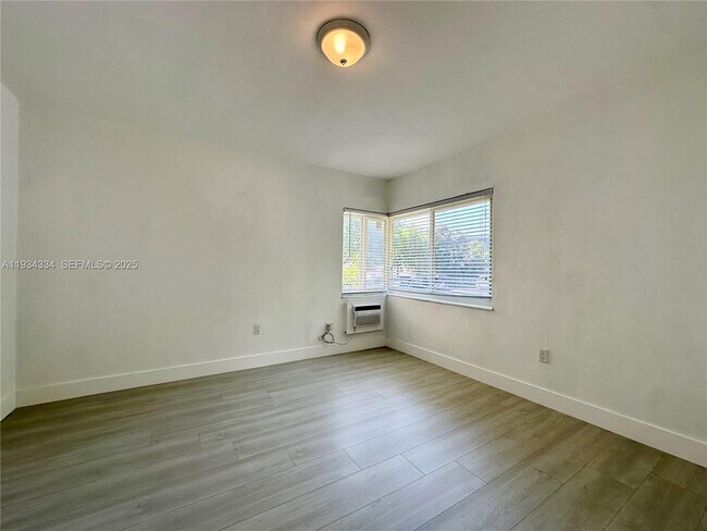 Building Photo - 955 Bay Dr