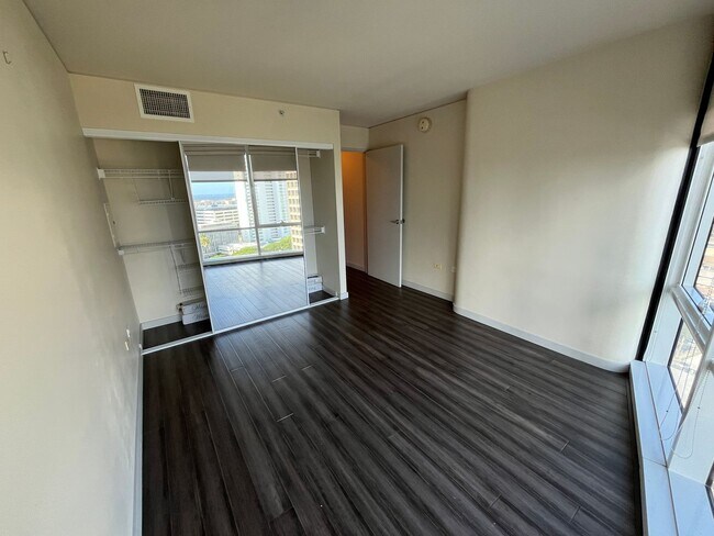 Building Photo - Moana Pacific (Honolulu/Ala Moana) 2 bedroom + den with central AC and 2 covered parking