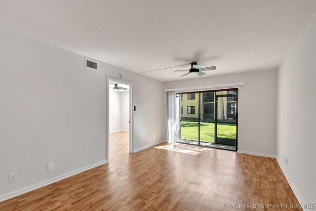Building Photo - 6550 Somerset Dr