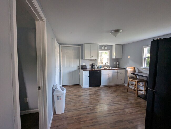 Building Photo - Beautifully renovated 3 bedroom furnished ...