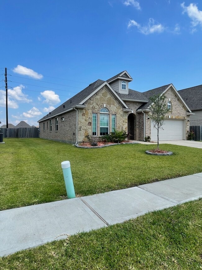 Building Photo - 14007 S River Dr