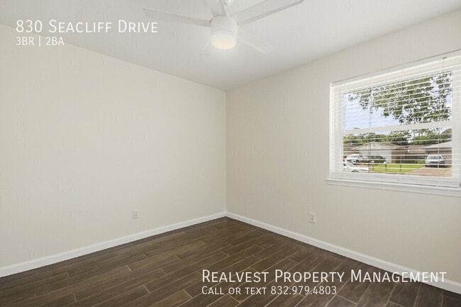 Building Photo - 830 Seacliff Dr
