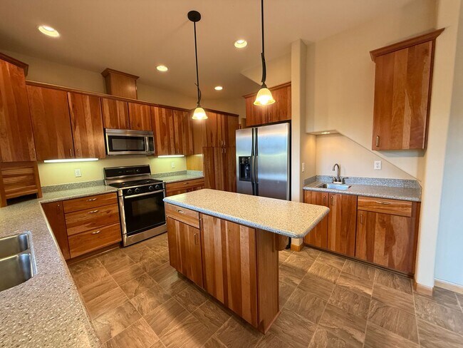 Building Photo - Spacious 3 Bed/3.5 Bath Home with Two Prim...