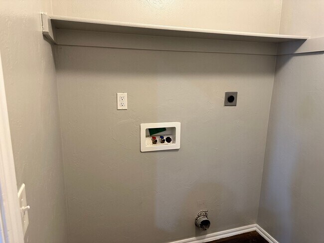 Building Photo - 3 bed 2 bath in Mustang- Move in Special!