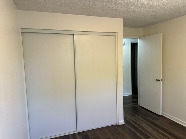 Building Photo - 2 bedroom 1 bath duplex with a garage!