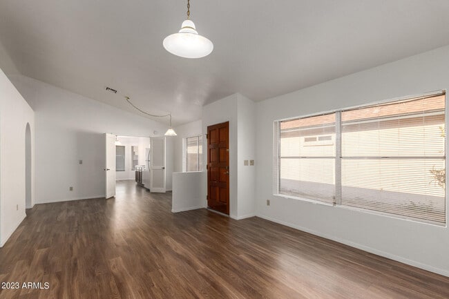 Building Photo - 7331 W Paradise Dr