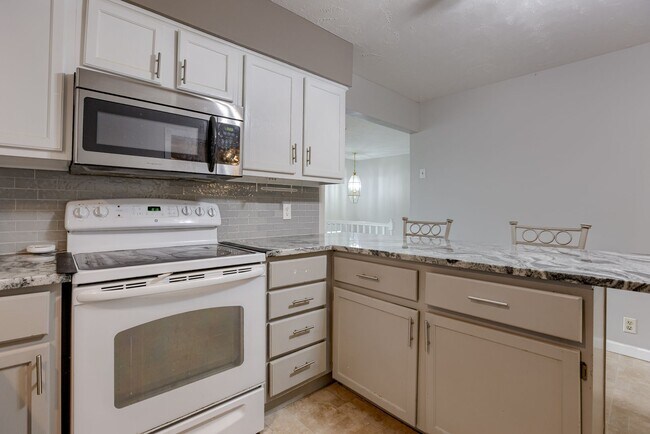 Building Photo - Must See Updated Bellevue Home!!