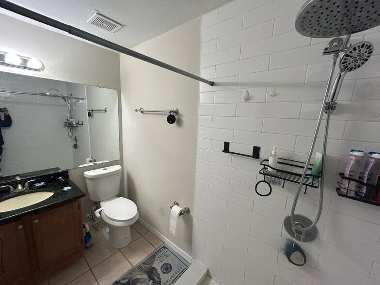 Building Photo - 9532 Darien Ave