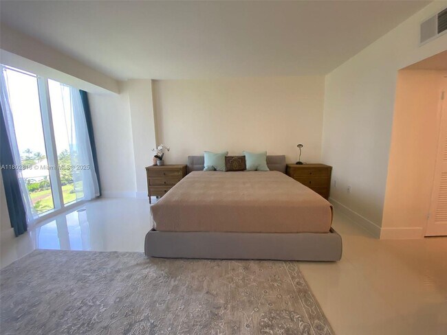 Building Photo - 10275 Collins Ave