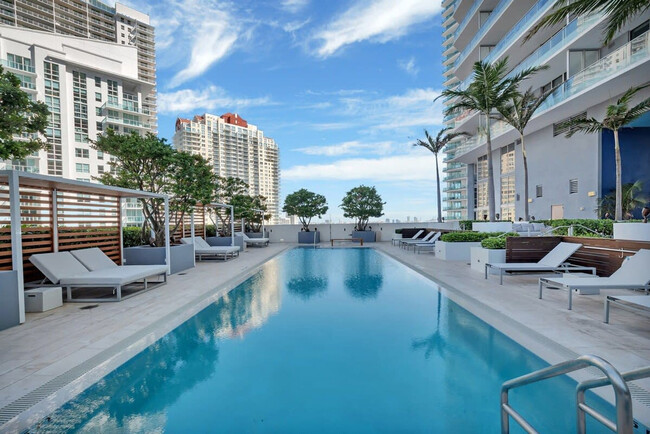 Building Photo - 1300 Brickell Bay Dr