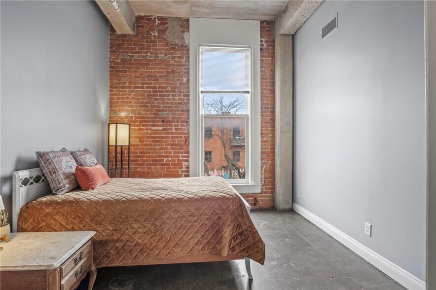 Building Photo - 113 W 5th St