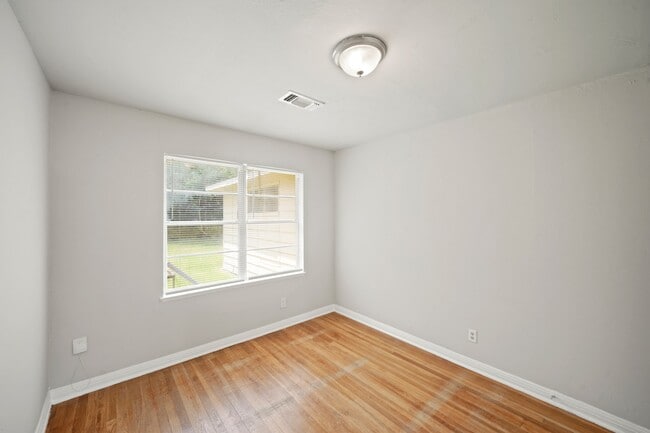 Building Photo - 5830 Glenhurst Dr