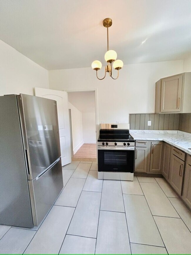Building Photo - Knoxville 37920 - 1 bedroom, 1 bath unit on Second Floor - Contact Tara Hayes (865) 242-8010