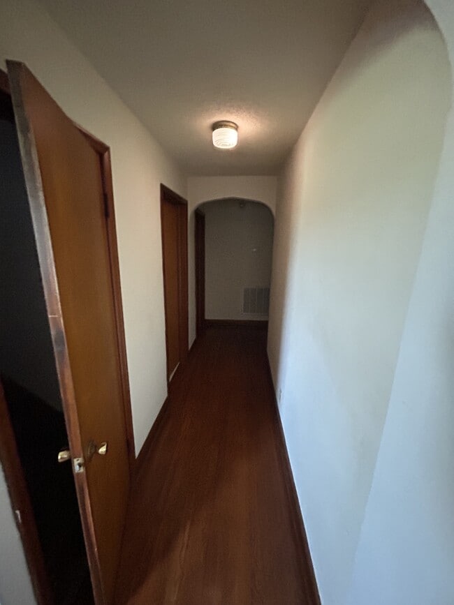Building Photo - 838 Jenny Wren Dr