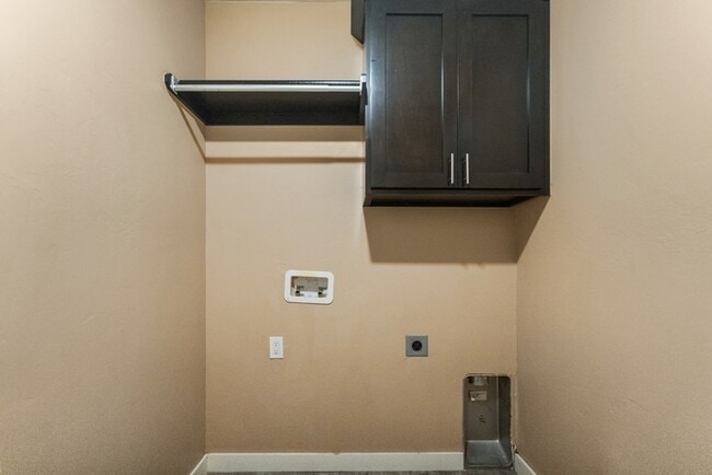 Building Photo - 1200 Ridgeway Dr