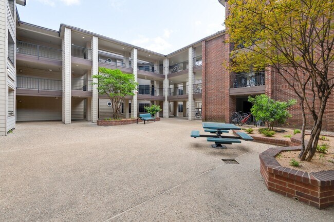 Building Photo - UT PRE LEASE: 3 bed/ 2 bath, West campus 1 Block to UT, 2 reserved parking spaces
