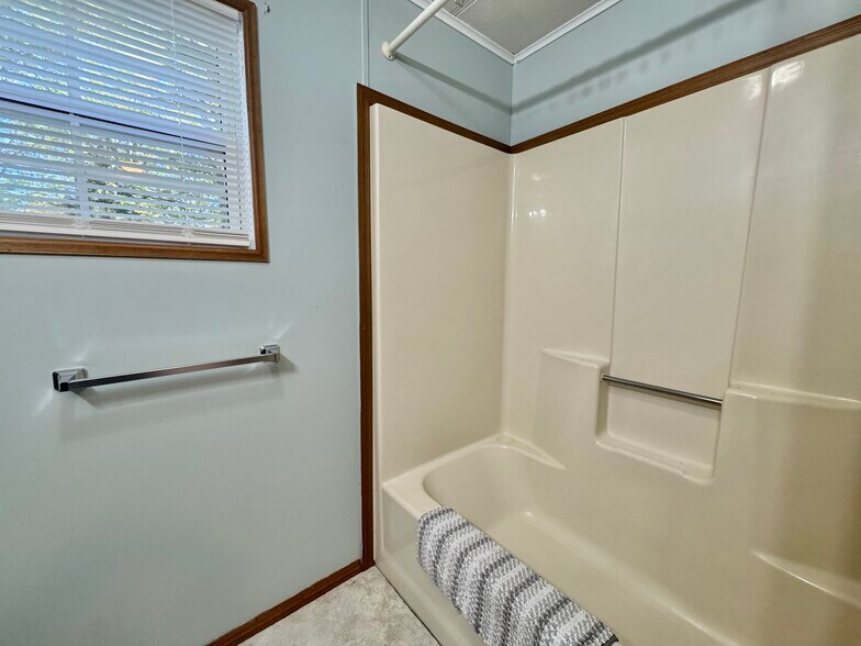 Building Photo - 24 Oakwood Ln