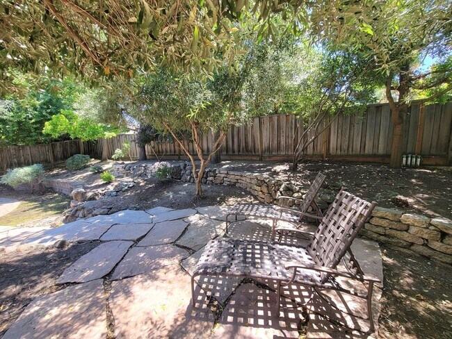 Building Photo - Spacious Beauty with Remodeled Kitchen and...