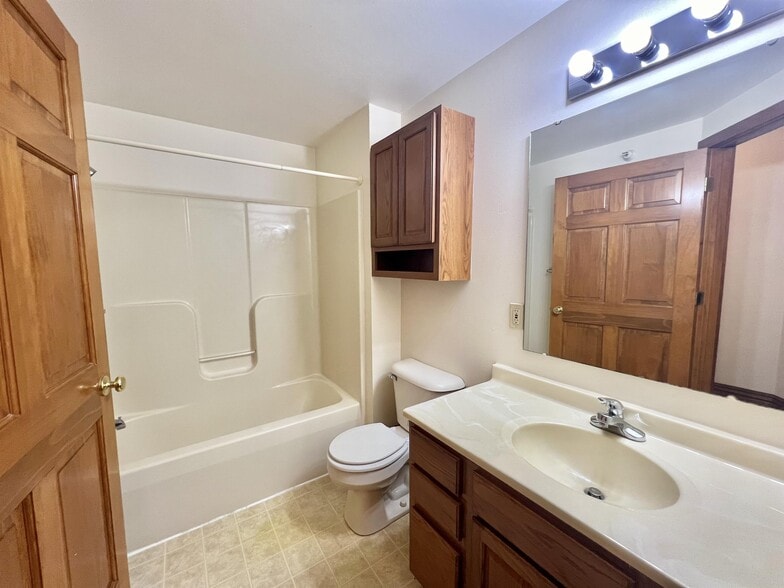 Building Photo - 214 Wood St