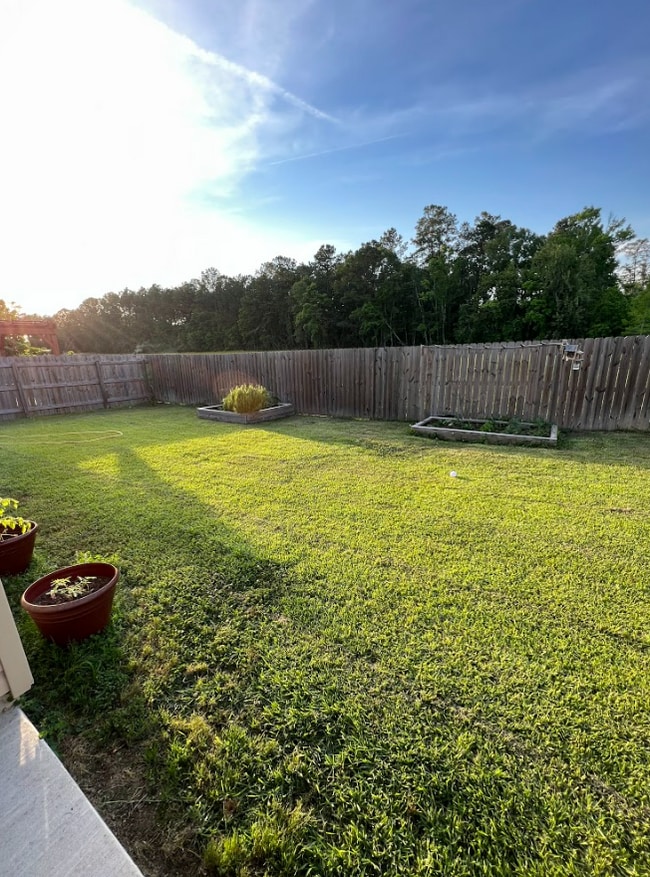 Building Photo - 16945 River Park Dr