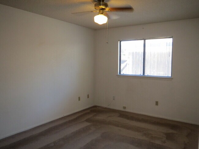 Building Photo - Well taken care of home in the heart of Clovis.