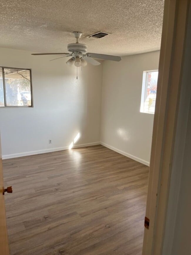Building Photo - 3 BR 2 Bath