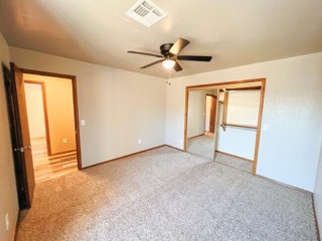 Building Photo - 213 Woodbridge Cir