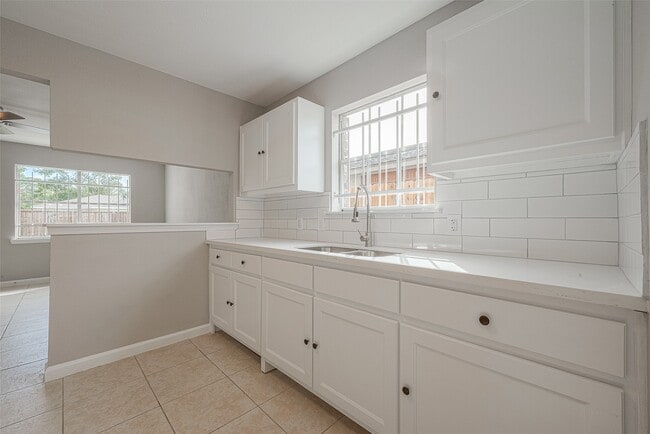 Building Photo - 8714 Valley Flag Dr