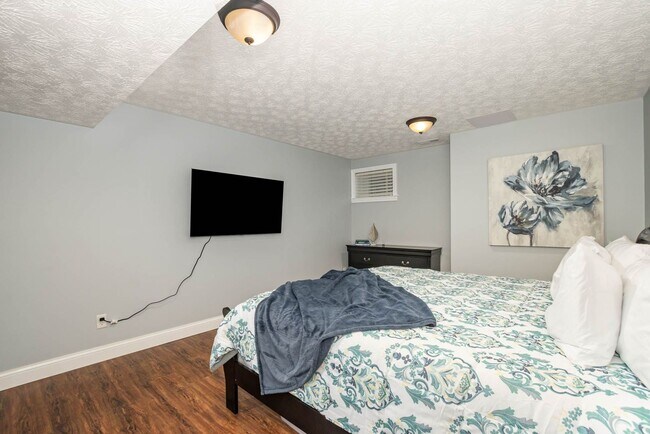 Building Photo - New! Large home in Great suburban neighborhood.