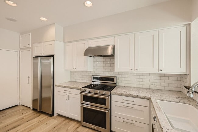 Building Photo - Beautifully Remodeled Townhome in the Cambria Community – Del Mar Heights