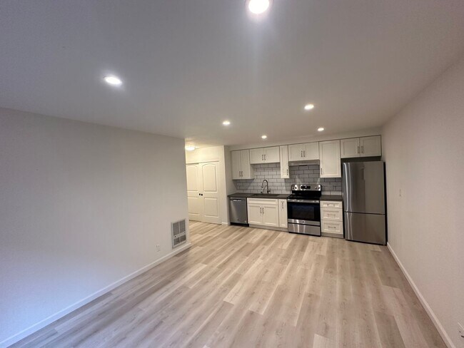 Interior Photo - 171 (1556 Great Highway)