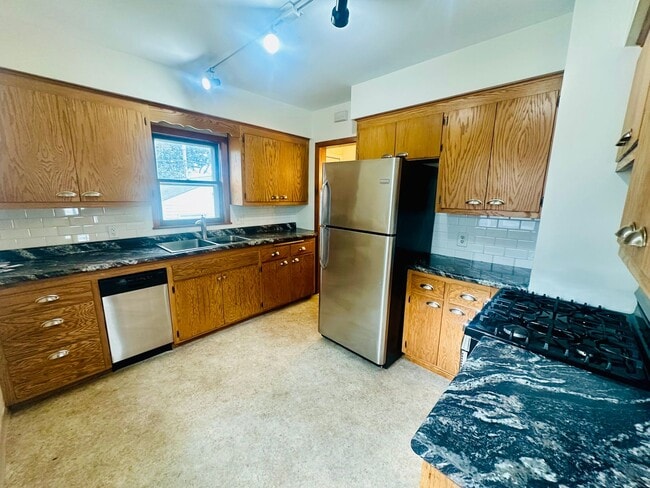 Building Photo - Stylish 3-Bedroom Home in Northeast Minnea...