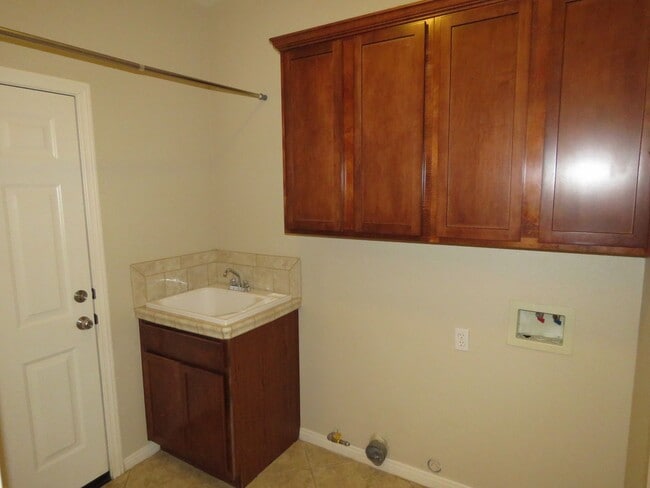 Building Photo - Beautiful 3/2 in the heart of JT!