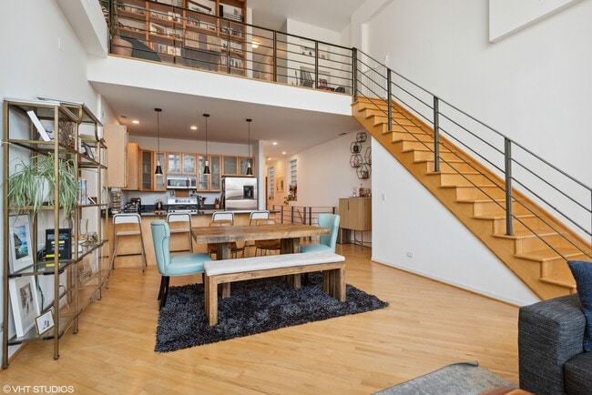 Building Photo - 1111 N Paulina St