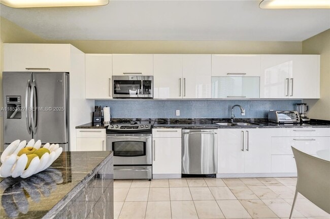 Building Photo - 20281 E Country Club Dr