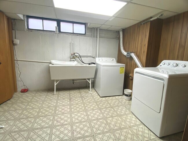 Building Photo - 7737 Park Ave