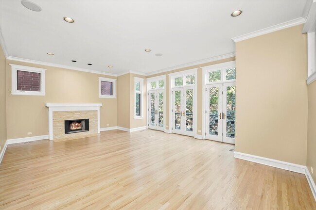 Building Photo - 2850 N Burling St