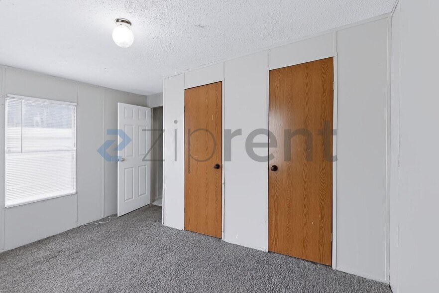 Building Photo - 1112 Armadillo Dr