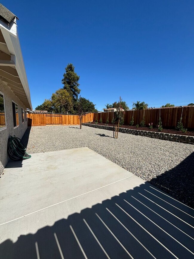 Building Photo - 3 Bedroom, 2 Bathroom Family Home