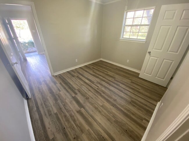 Building Photo - Renovated 1 Bedroom 1 Bath DUPLEX!