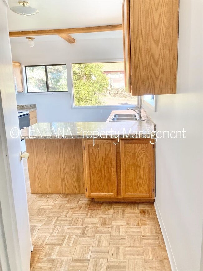 Building Photo - Large home with a huge yard on the West si...