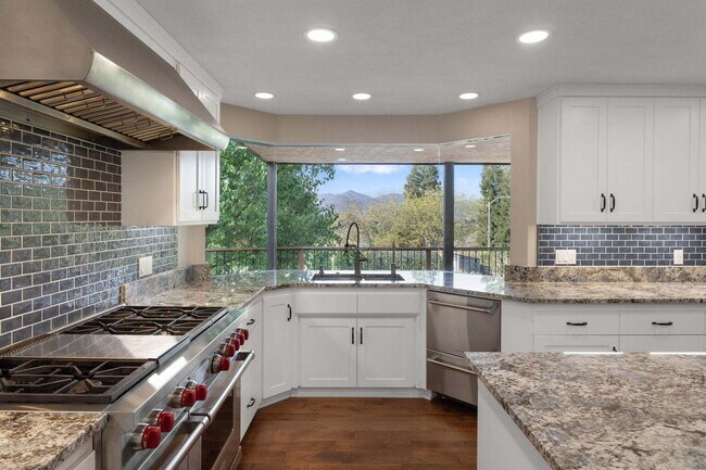 Building Photo - Gorgeous Executive Level Home 4 beds 3 baths close to hospitals and courthouse