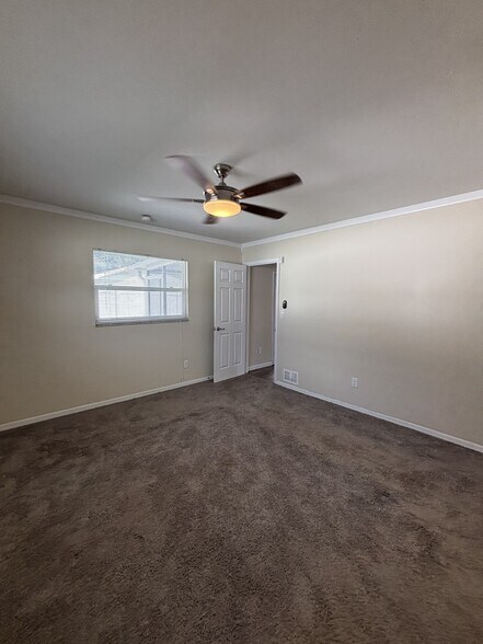 Building Photo - 4 Bed/2 Bath