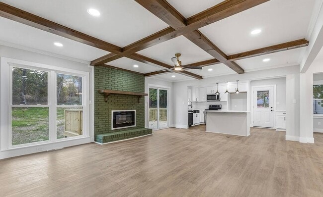 Building Photo - Move in Ready Stunning 4/3 Close To Everything In Greenville!