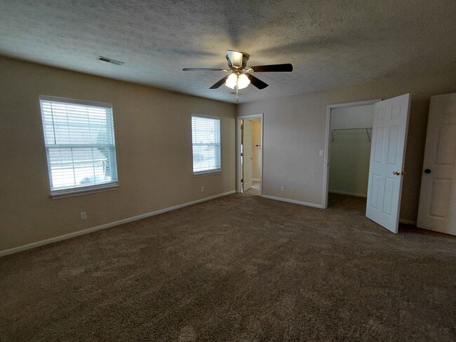 Building Photo - Home close to Post