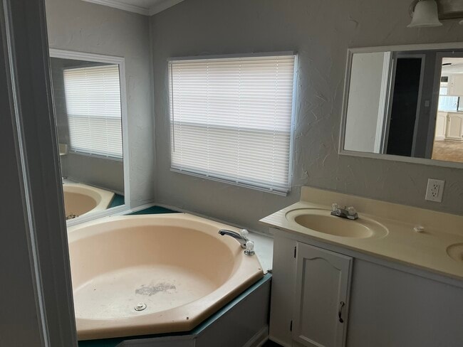 Building Photo - 1700 Lizzie Mill Rd